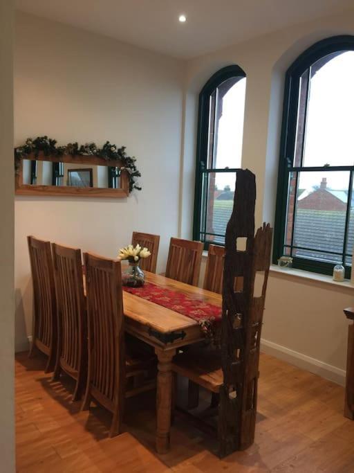 Converted Chapel Floor To Ceiling Arch Window Апартаменты *